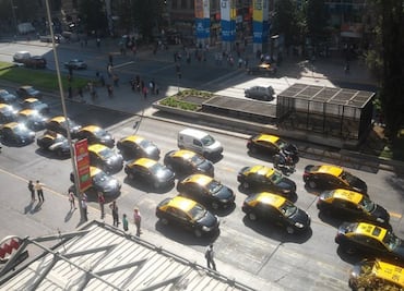 Taxistas chilenos protestan contra Uber y Cabify