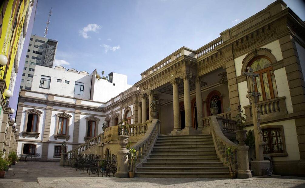 A unas calles de Insurgentes, sobre Colima, se encuentra el Centro Gallego, cuyo aspecto concuerda con la casona de columnas griegas que mencionó Edgar Félix como vivienda de la viuda de Lustalot. Foto: Yaretzy M. Osnaya/EL UNIVERSAL.