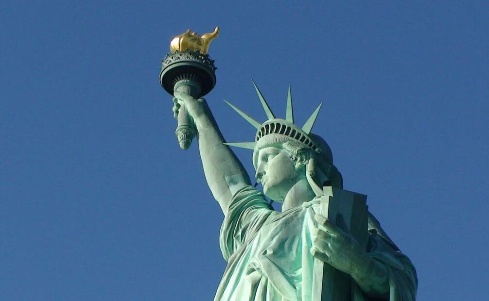 Fotografía de archivo donde se muestra un detalle de la cabeza con la corona de la Estatua de la Libertad en Nueva York (EE.UU.). Foto: EFE