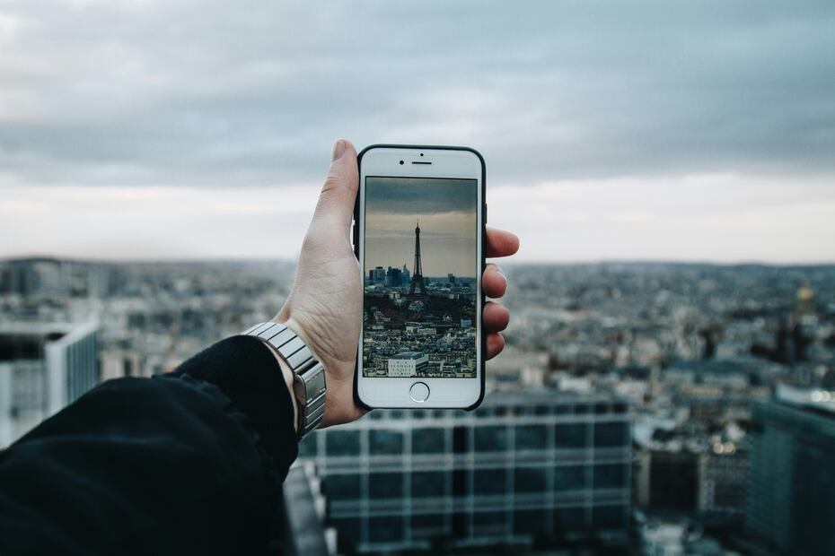 Organiza tus pases de abordar en iPhone desde la app Wallet y accede a ellos sin conexión a internet. Foto: Pexels / Valentin Antonucci