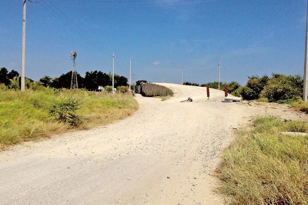 Habitantes de las inmediaciones donde se construye el puente elevado lamentan tener que soportar durante años la polvareda que se levanta como consecuencia de la obra inconclusa (EMILIO VÁSQUEZ. EL UNIVERSAL)