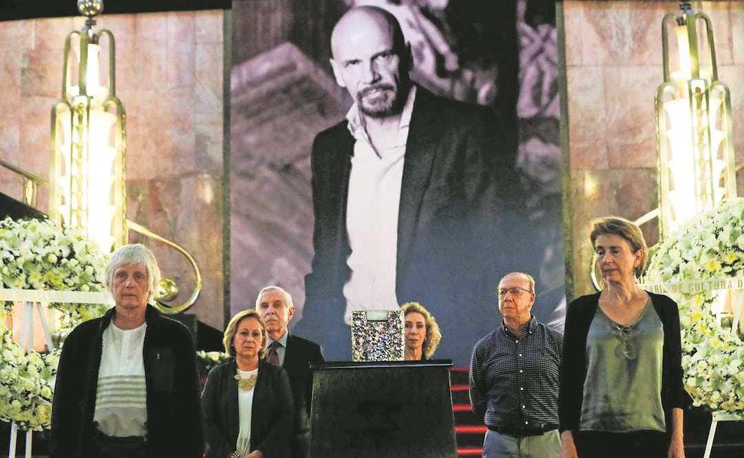  Familiares, amigos y funcionarios se reunieron en el vestíbulo del Palacio de Bellas Artes para dar el último adiós al reconocido artista plástico. 