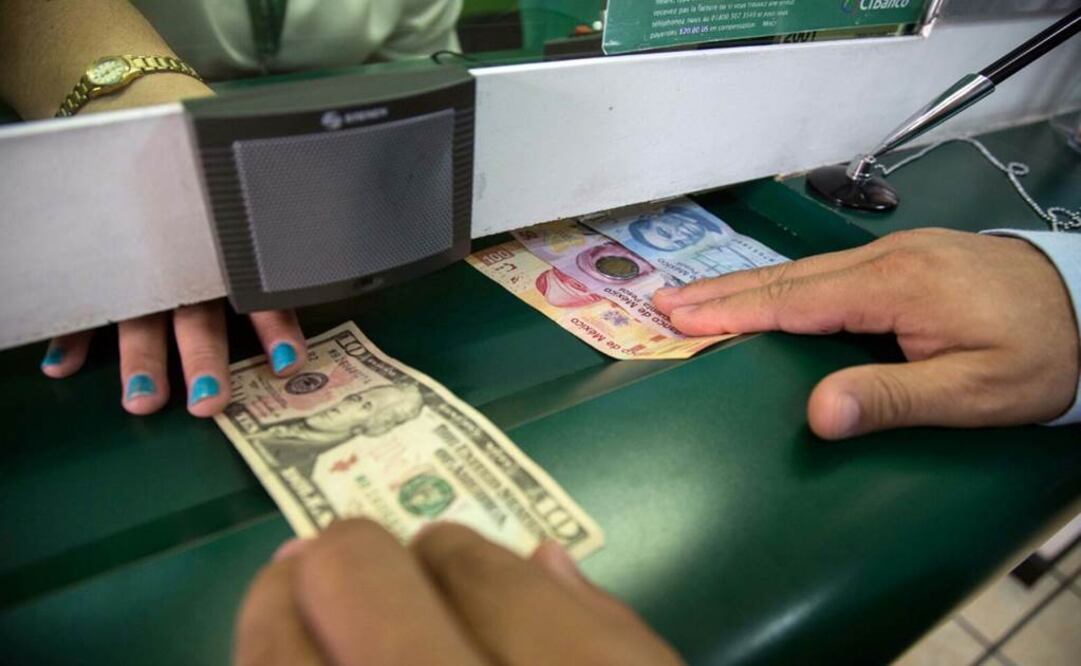 Dólar cierra en $19.30; sube 5 centavos