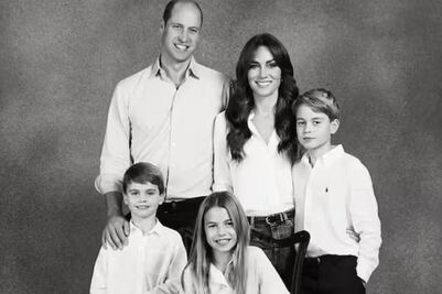 Detrás de las sonrisas, ¿cuál es el mensaje en la postal navideña que compartieron el príncipe William y Kate?