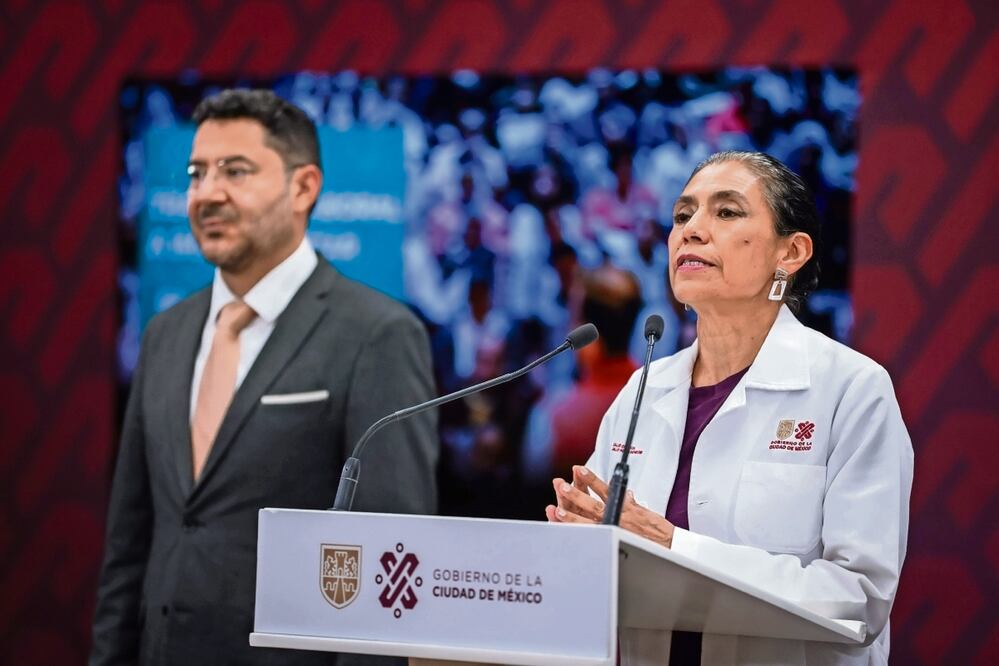 Acompañada por el jefe de Gobierno, la titular de Salud dijo que esta transición se se trata de un asunto de justicia laboral y equidad. Foto: Especial