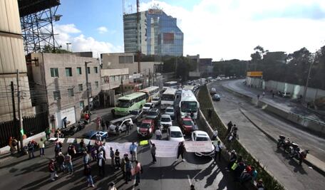 Por bloqueos de transportistas, oficinas públicas y privadas permitieron hacer "home office"