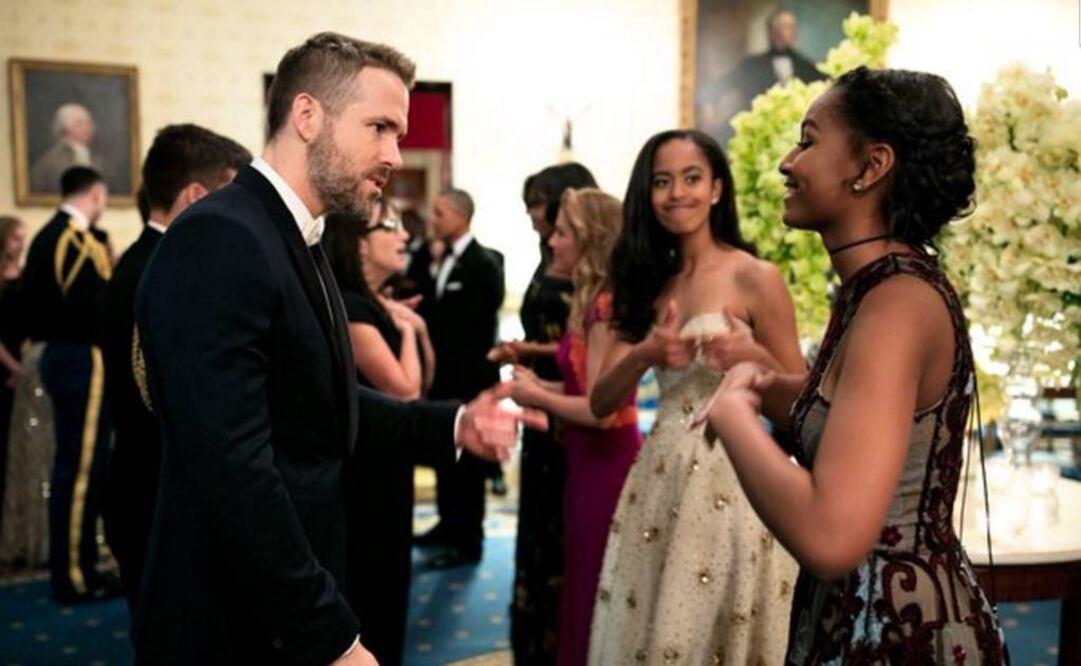 Al fondo se percibe a Malia Obama respaldando el atrevimiento de su hermana menor. (FOTO: Casa Blanca)