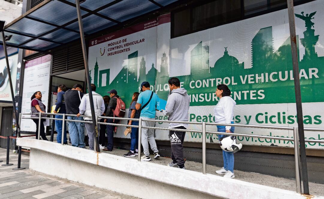 Capitalinos acudieron al módulo de la Semovi en la avenida Álvaro Obregón para tramitar su licencia de conducir permanente. Foto: Hugo Salvador / EL UNIVERSAL