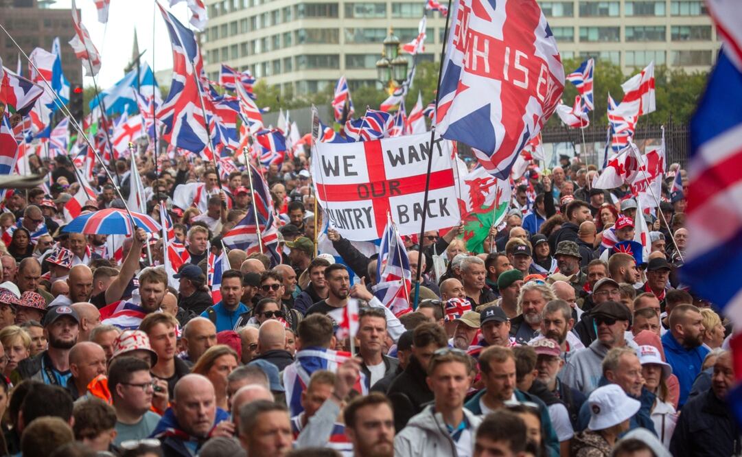 Manifestantes con banderas de San Jorge y de la Unión se congregan durante la manifestación "Unir al Reino" en el centro de Londres, Gran Bretaña, el 13 de septiembre de 2025. Foto: EFE