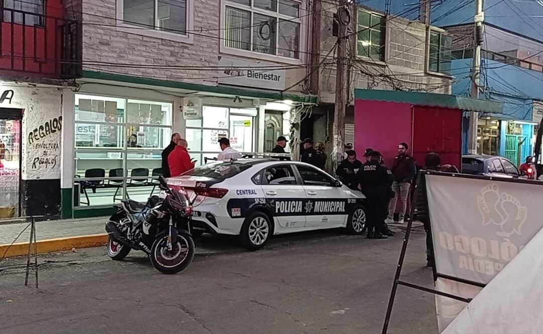 Cuatro sujetos armados irrumpieron en el banco y amagaron al personal de la sucursal para luego dirigirse al área donde se encuentran las cajas y tomar el dinero en efectivo. Foto: Especial