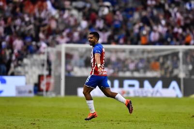 Miguel Ponce anota gol en el juego entre Cruz Azul y Chivas