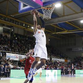 Gustavo Ayón gana duelo a Francisco Cruz en España