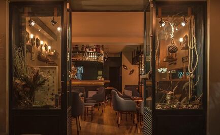 Baltra: el bar inspirado en los viajes de Charles Darwin