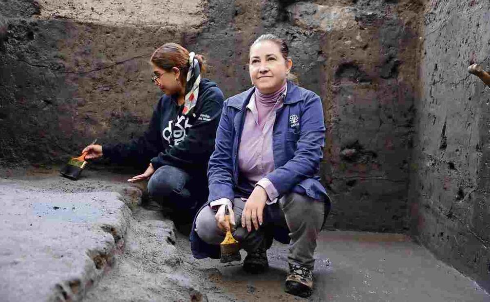 Para sostener la afirmación de que esa zona fue un embarcadero, López Camacho explica que en medio de los pilotes hallaron una puerta o entrada con piso firme. “Esto podría ser la entrada al muelle, lo infiero porque justo ahí encontramos más pilotes y la entrada, que pudo ayudar a acercarse a las embarcaciones y amarrar las canoas”, ahonda. Foto: INAH