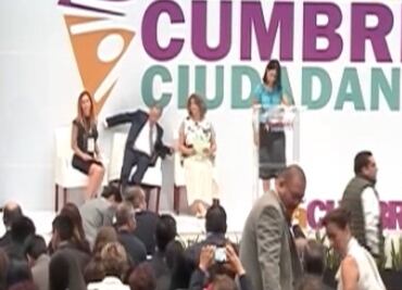 Se tambalea Meade en silla... Y responde con broma sobre Nestora Salgado