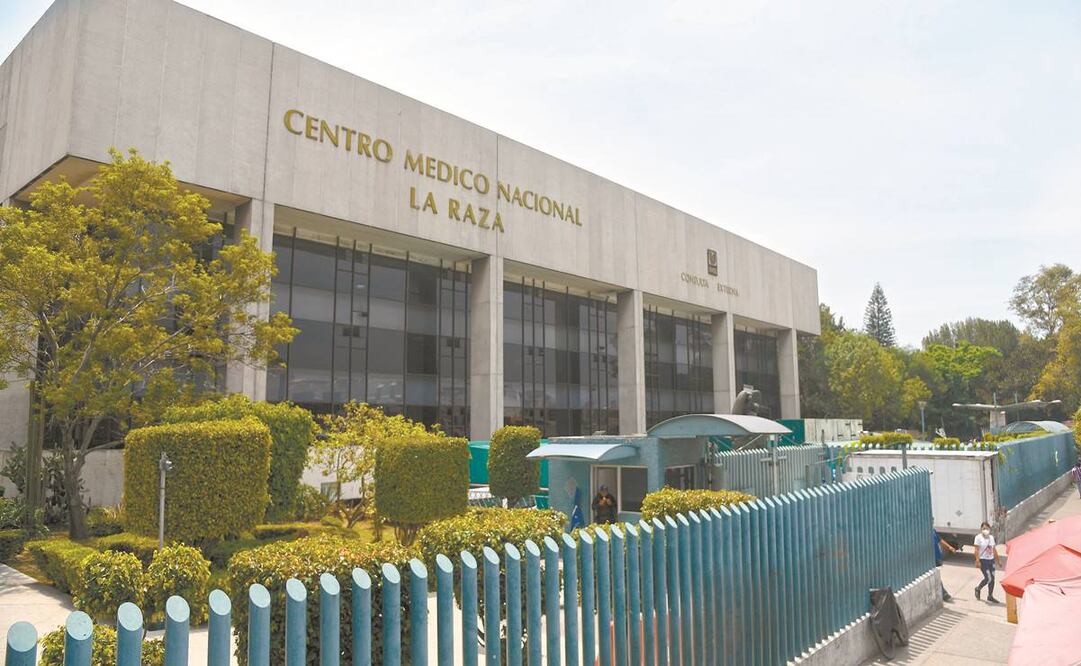 El Centro Médico Nacional La Raza, del IMSS, mantendrá un esquema híbrido: atenderá a pacientes con Covid-19 y otras enfermedades. Foto: Armando Martínez/ El Universal.