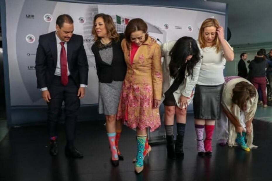 Senadores del PAN portan calcetines disparejos por el Día del Síndrome de Down