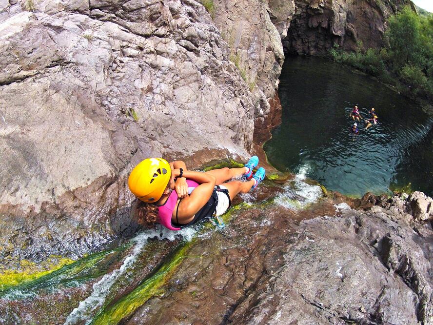 Deslízate por un tobogán de piedra volcánica, una resbaladilla natural en San Luis de la Paz. (Foto: Cortesía Wishbird)