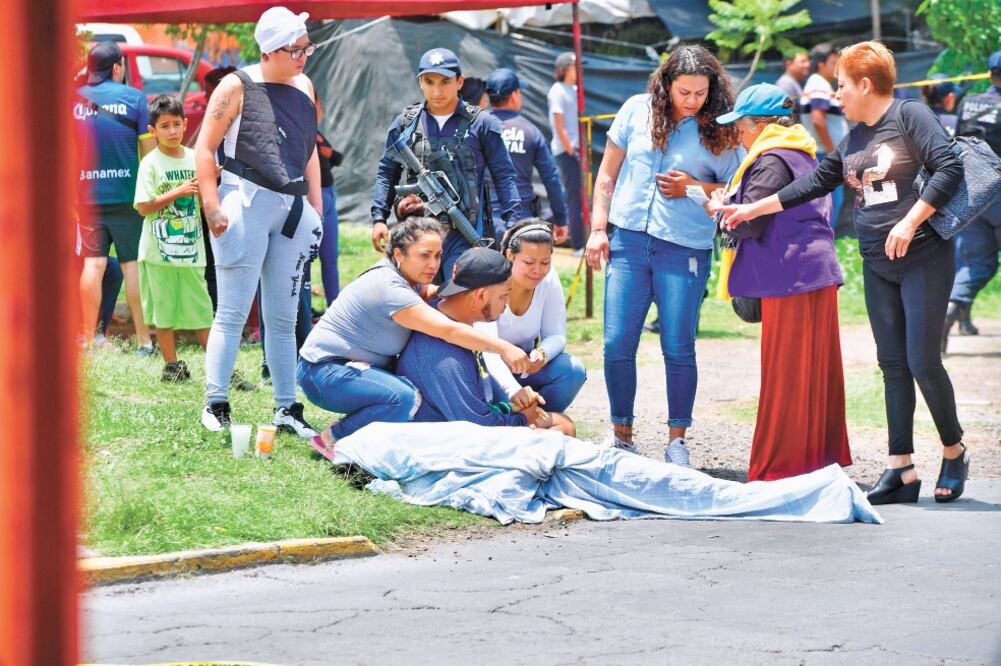 La tarde de ayer un presunto asaltante de 16 años que al parecer asaltó un local de comida, fue abatido en un enfrentamiento con policías estatales en la avenida Adolfo López Mateos (R1), colonia Ciudad Azteca. Foto/HUGO GARCÍA. EL UNIVERSAL