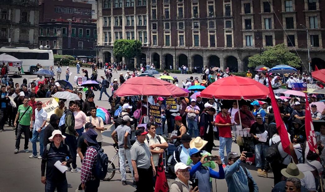 Vendedores ambulantes se instalan en los alrededores del plantón de la CNTE en el Zócalo de la Ciudad de México, el jueves 15 de mayo de 2025. Foto: Diego Simón Sánchez/EL UNIVERSAL