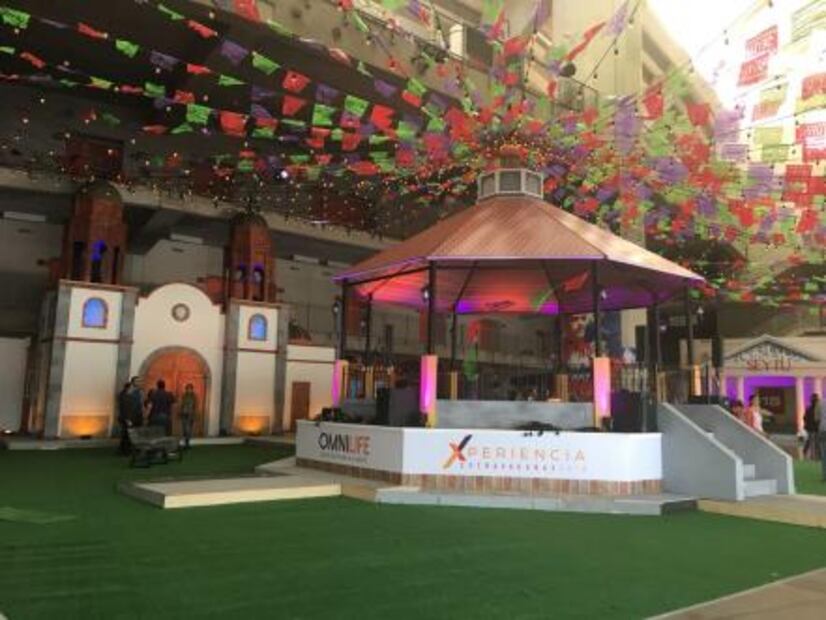 Campo de Chivas en malas condiciones para partido de futbol