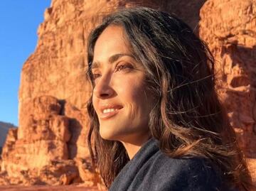 Salma Hayek derrocha estilo con un sofisticado look con plumas