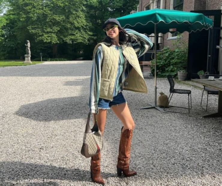 Dua Lipa se luce en shorts denim y botas vaqueras 