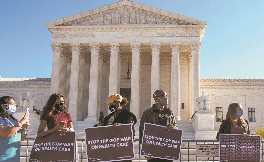 Elementos de la Fuerza de Tarea Conjunta realizan la erradicación de cultivos de la hoja de coca, en 2018, en Cochabamba, Bolivia. Foto: Archivo EFE.