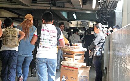 Ambulantes saturan pasillos del Metro Tepalcates, acusan