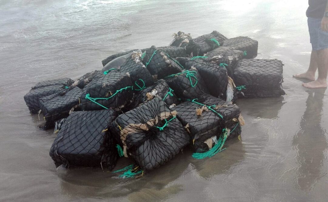 El personal naval localizó 32 bultos que contenían paquetes envueltos en cinta canela. /Especial