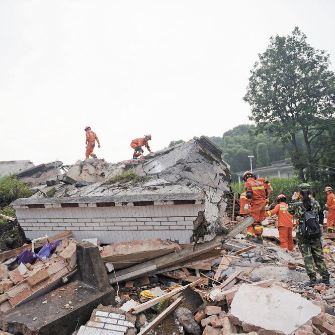 Equipos de rescate buscan a sobrevivientes en la provincia china de Sichuan, luego de que el lunes se registraran dos terremotos de magnitud 5.1 y 5.9. REUTERS