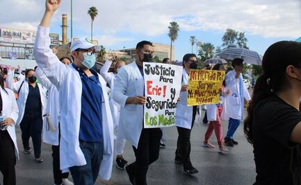 "Ni una bata menos": médicos marchan por justicia en asesinato de pasante en Durango y exigen mejores condiciones
