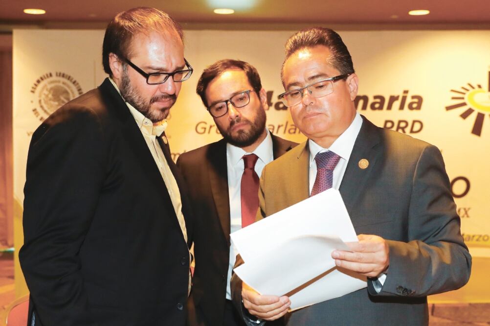 El diputado local Víctor Hugo Romo (centro) dice que no tiene temor de su partido, pues éste sabe bien que siempre ha trabajado a favor de la izquierda (ARCHIVO EL UNIVERSAL)