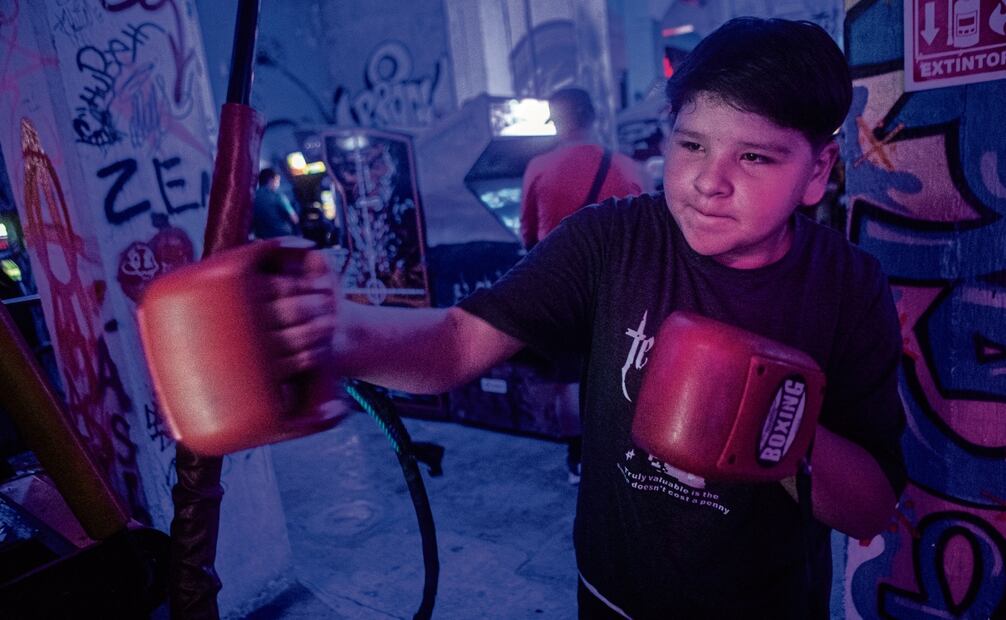 Al niño transgénero de 11 años le gusta el box. Foto: Gabriel Pano / EL UNIVERSAL