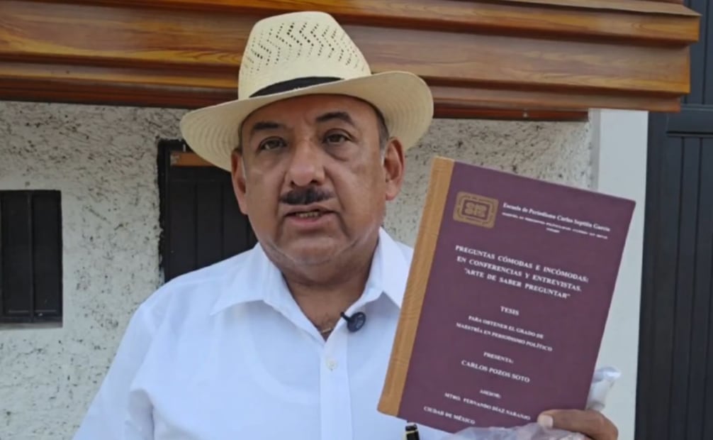 Lord Molécula en el rancho “La Chingada”, en Palenque, Chiapas, para entregarle al expresidente Andrés Manuel López Obrador su tesis aprobada en Periodismo Político. Foto: Captura