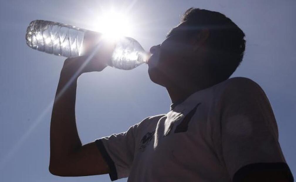 Las autoridades ofrecen botellas de agua y sueros para prevenir golpes de calor(Foto: Archivo / EL UNIVERSAL)