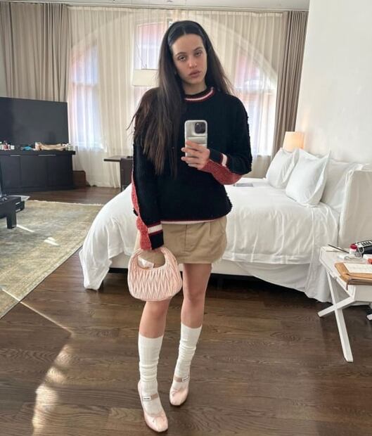 El look preppy de Rosalía con minifalda, bailarinas y calcetas