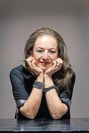 Mujeres que ejercen el poder tras bambalinas