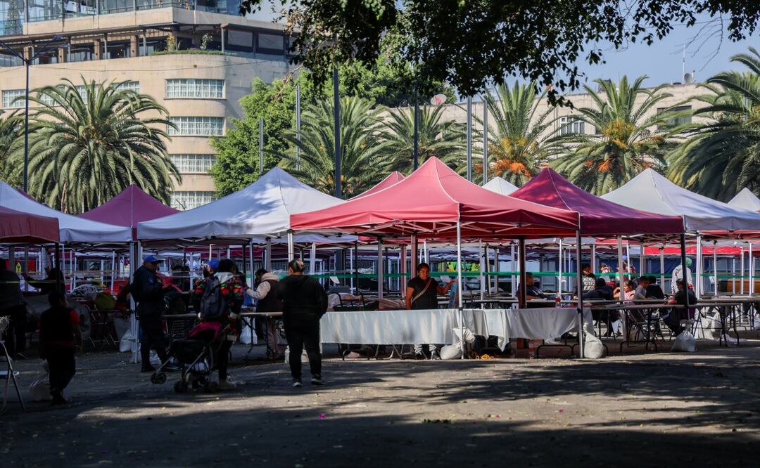 Bazar Navideño Artesanal en Av. Paseo de la Reforma 13 aún sin abrir durante la tarde del viernes 19 de diciembre. Foto Hugo Salvador El Universal