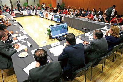 Padres de los 43 rompen diálogo con la PGR