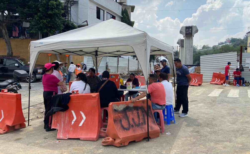 Durante las primeras horas de este lunes, cerca de 20 personas salieron a manifestarse en el cruce de las calles de Presa Tacubaya y Río Santo Domingo. Foto: Juan Carlos Williams/EL UNIVERSAL