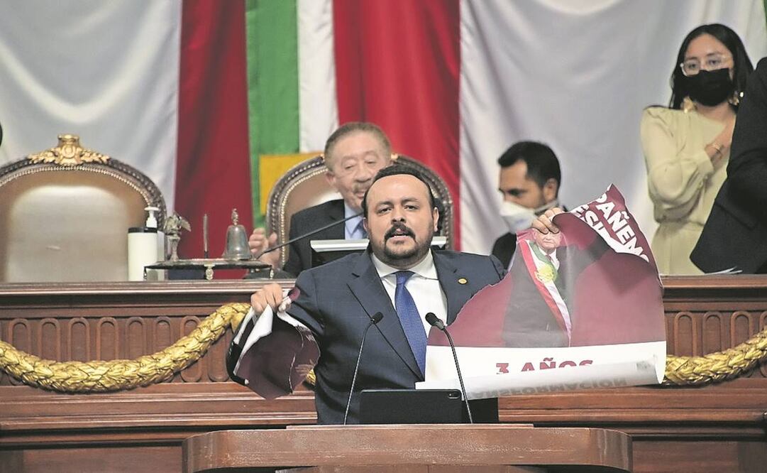 El panista Ricardo Rubio rompió un cartel con la imagen de AMLO, lo que causó la furia de legisladores de Morena. Foto: Especial.