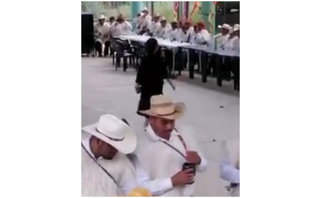 Como parte de la celebración, las autoridades abrieron botellas de whisky. FOTO: tomada del video 