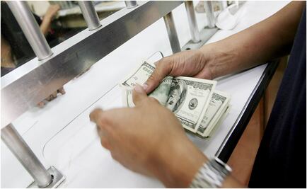 Dólar sube a 20.10 pesos tras degradación de nota a México