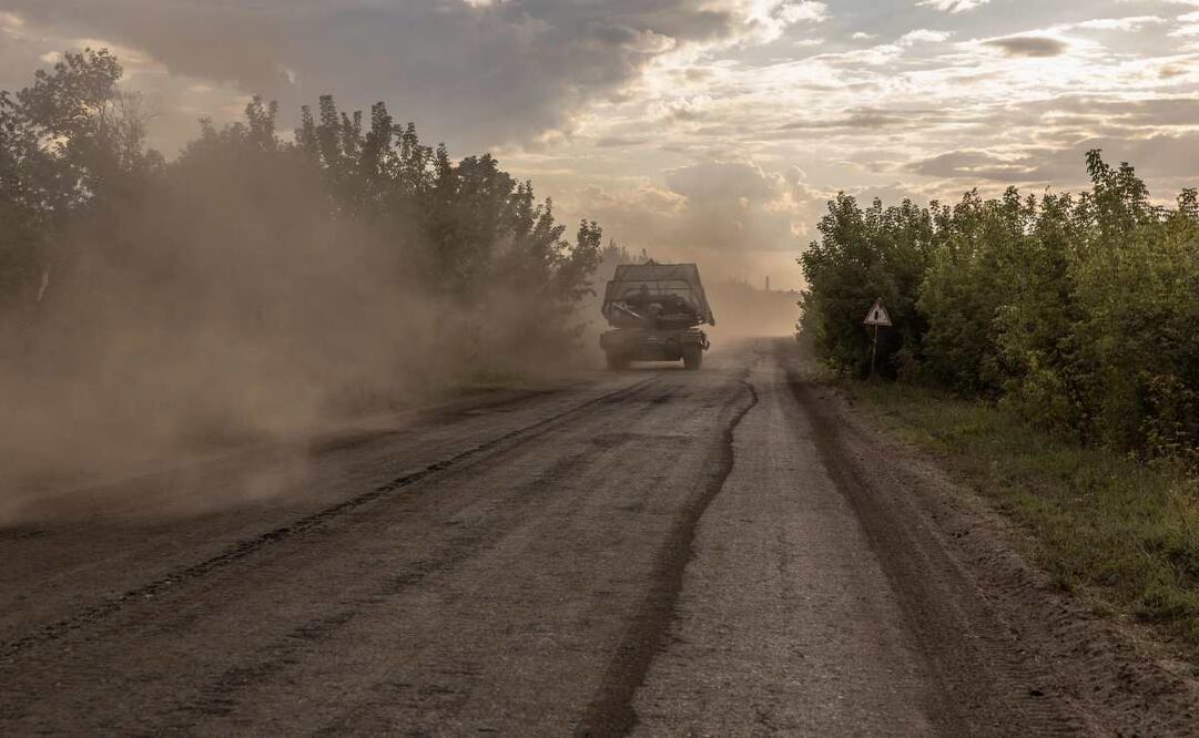 Militares ucranianos conducen un tanque T-64 de fabricación soviética en la región de Sumy, cerca de la frontera con Rusia, el 11 de agosto de 2024, en medio de la invasión rusa de Ucrania. Foto: AFP