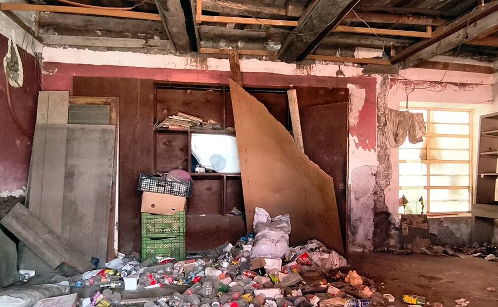 La presencia de desechos es uno de los más claros indicadores del abandono de los inmuebles. Cortesía Heidi Ramírez.