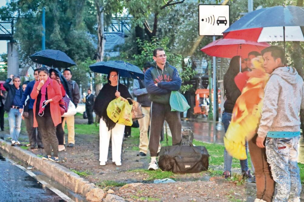 La tormenta comenzó aproximadamente a las 18:00 horas y ocasionó 26 anegaciones en vialidades de 11 delegaciones, en las que se activó Alerta Amarilla por lluvia de 29 milímetros. Foto: LUIS CORTÉS. EL UNIVERSAL