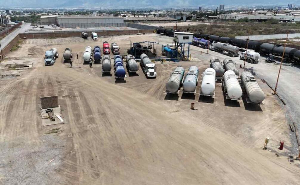 Cateo en Saltillo, Coahuila, a un predio utilizado para resguardar vehículos de transporte de carga y contenedores de combustible de procedencia ilegal / Foto: @OHarfuch