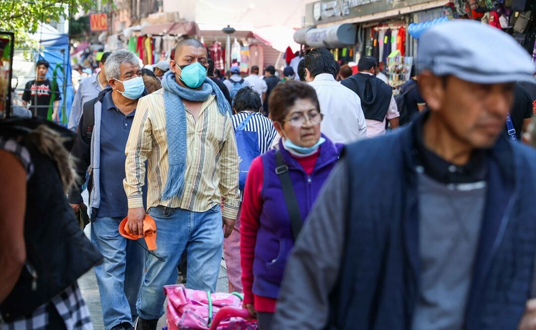 Durante el repunte de casos de Covid-19, decenas de personas utilizaron cubrebocas para caminar por el centro histórico y así evitar algún contagio. Foto: Diego Simón Sánchez/EL UNIVERSAL.