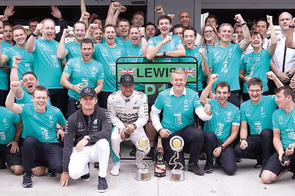 Pilotos, técnicos y directivos mostraron desbordada alegría por su segunda corona en fila (CORTESÍA MERCEDES)